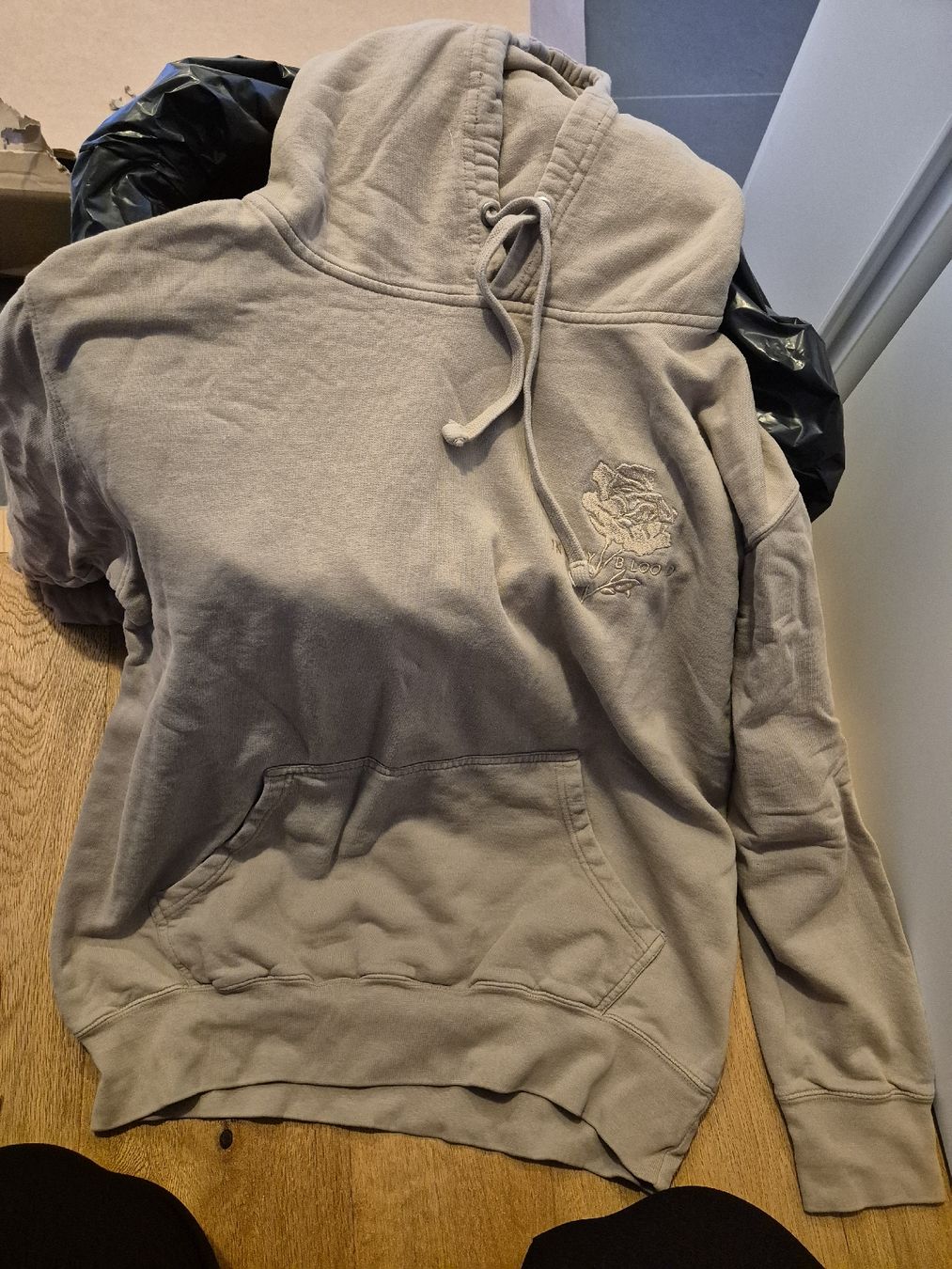 Pullover & Sweatshirts: Shawn Mendes Merch Kapuzenpullover beige Grösse L  – Gebraucht aus Wolfhalden von cel_p6dq