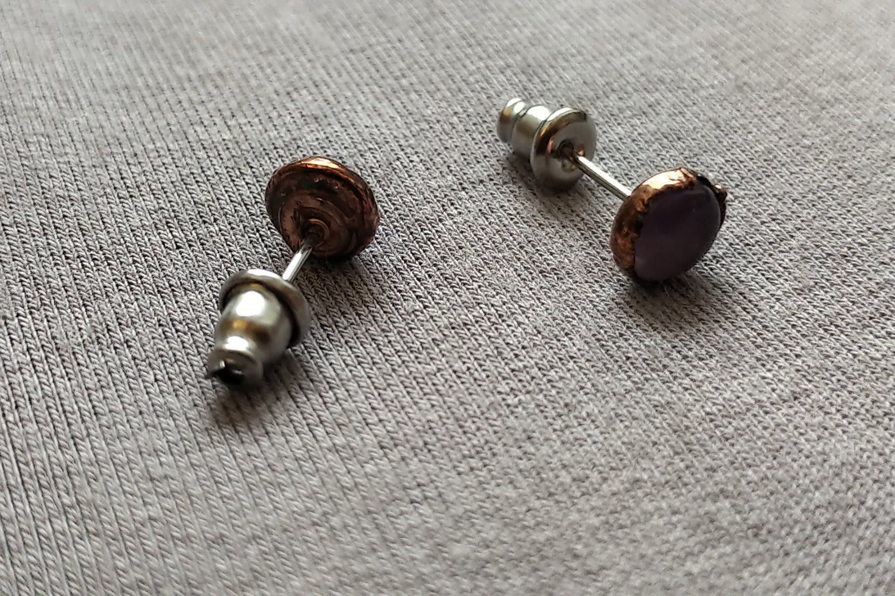 Orecchini pendenti & Orecchini a lobo: Ohrstecker mit Amethyst, Kupferfassung – Usato da Gempen venduto da DennisKl 1