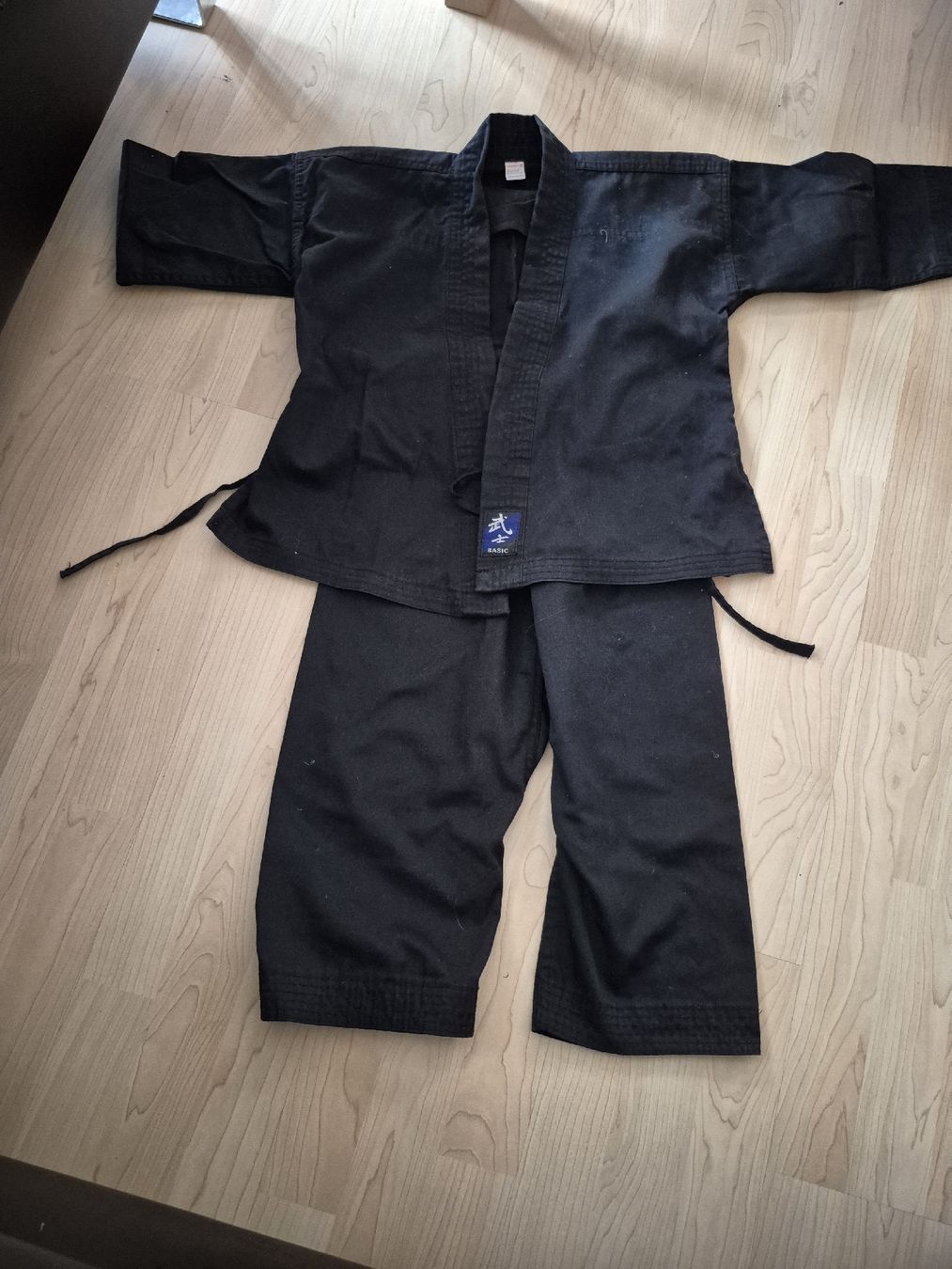 Completi: Karate Anzug Gr. 100cm – Usato da Oberweningen venduto da Bumblebee2