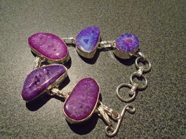 Armband silberfarbig, verschiedene violette/pinke Steine