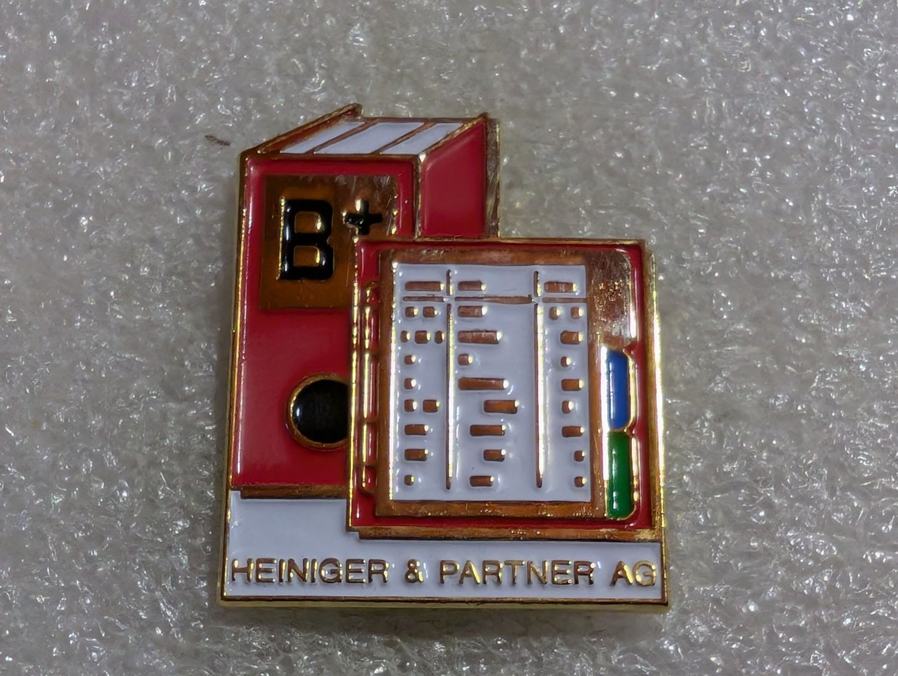 Placchette & Badge: Ansteckpin 104: Heiniger & Partner AG – Usato da Oppligen venduto da Pin-Fall-Shop