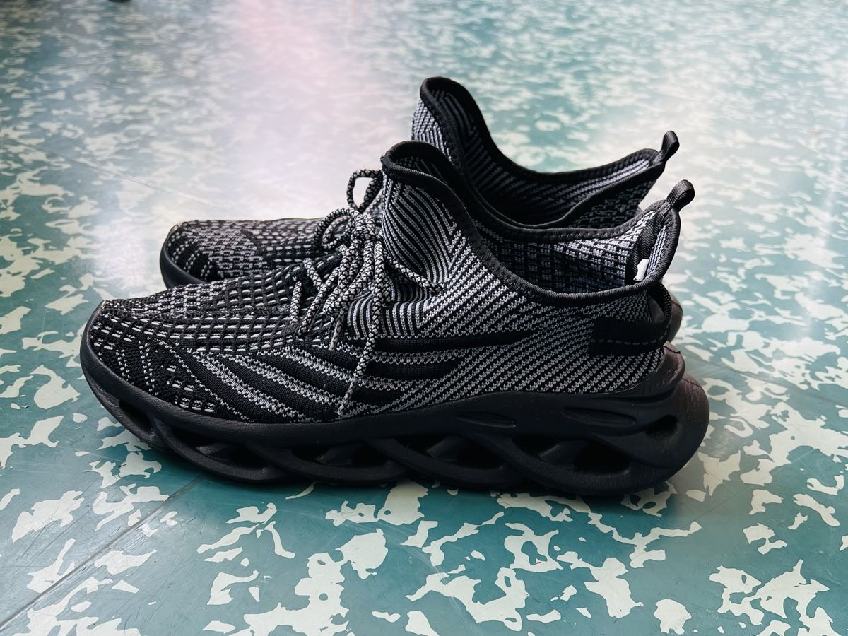 Scarpe da uomo: Black & White Sneakers Size 43 - Excellent Condition! – Nuovo (secondo la descrizione) da Fribourg venduto da saw_hyb8 1