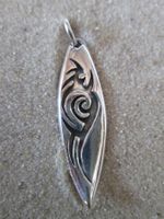 Wundervoller  Schmuckanhänger Surfbrett Tribal 925er Silber