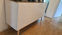 White cabient / shelf