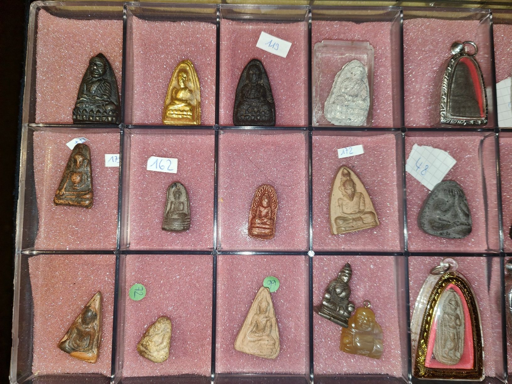 Ciondoli: Thai-Amulett-Sammlung          54 Stk. + Vitrinen – Buddha – Usato da Rothrist venduto da SiddharthaMoon 3