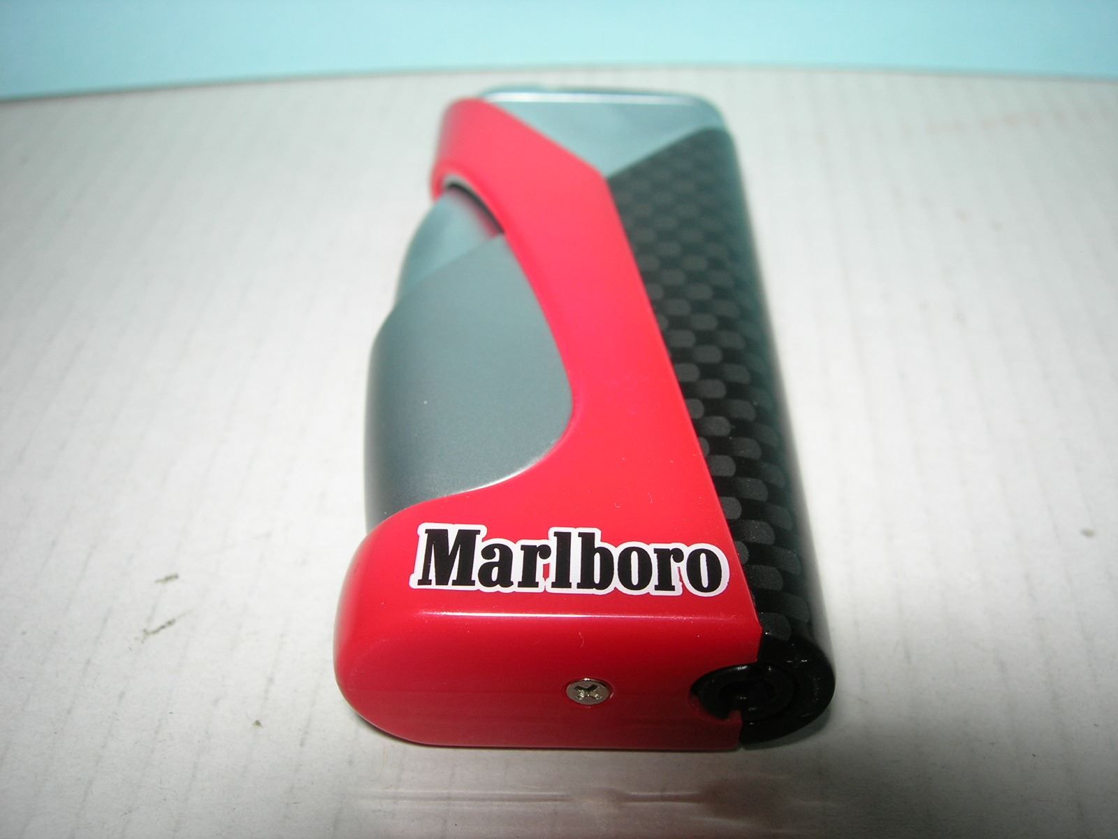 Marlboro Accendini: Malboro Gasfeuerzeug – Nuovo e nell'imballaggio originale da Hornussen venduto da Corvette- 2