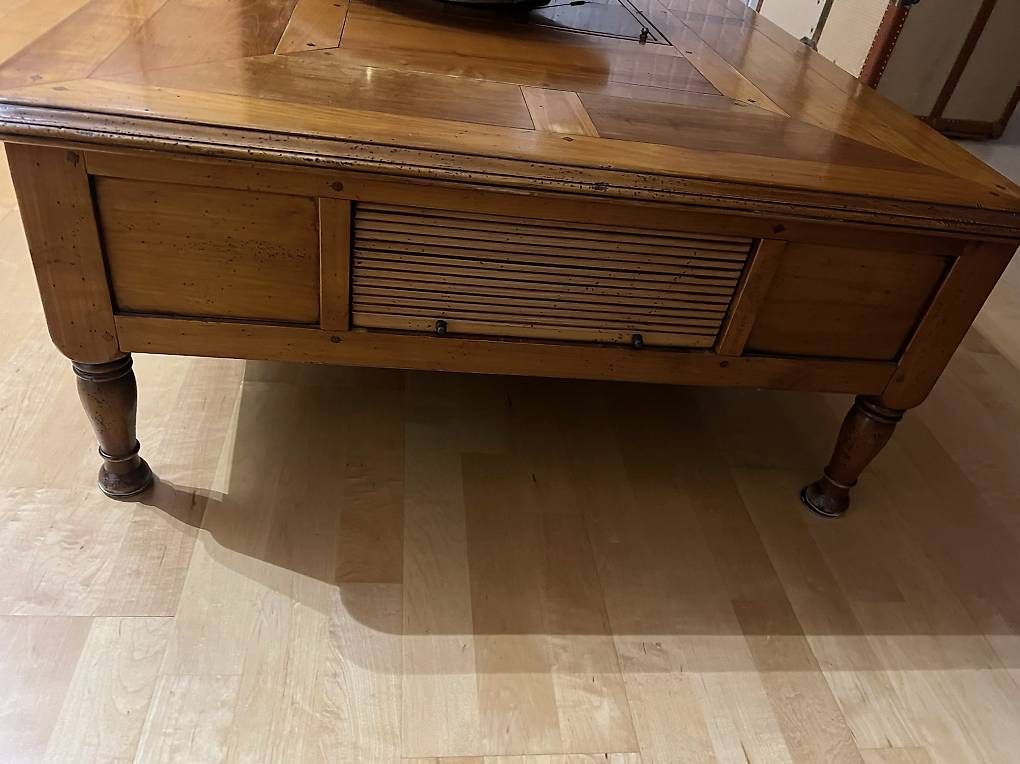 Tavoli: Table en bois avec rangements (pièce unique) – Usato da Genève venduto da Julien_Favre 2