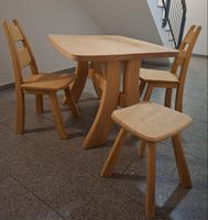 Massiv-Holztisch mit zwei Stühlen und Hocker aus Lindenholz