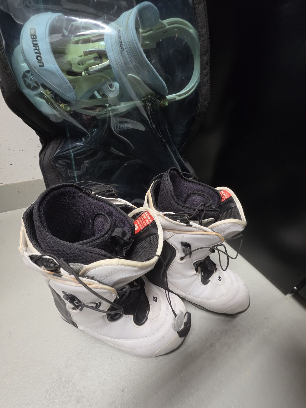 Atomic Board: Atomic Snowboard inkl. Burton Bindung und Schuhen – Usato da Thalwil venduto da Chris23 4