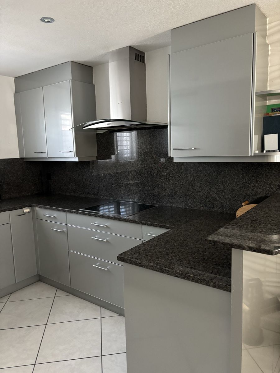 Cuisines complètes: Küche grau Hochglanz  mit Granitarbeitsplatte – D'occasion à Bassersdorf par Ohobby 3