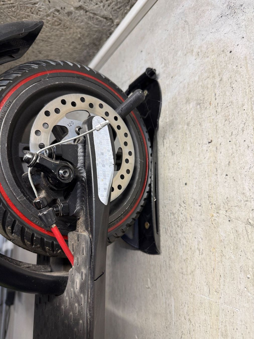 Wandhalterungen: Wandhalterung für E-Scooter / E-Trottinetts – Gebraucht aus Hausen AG von Jan99