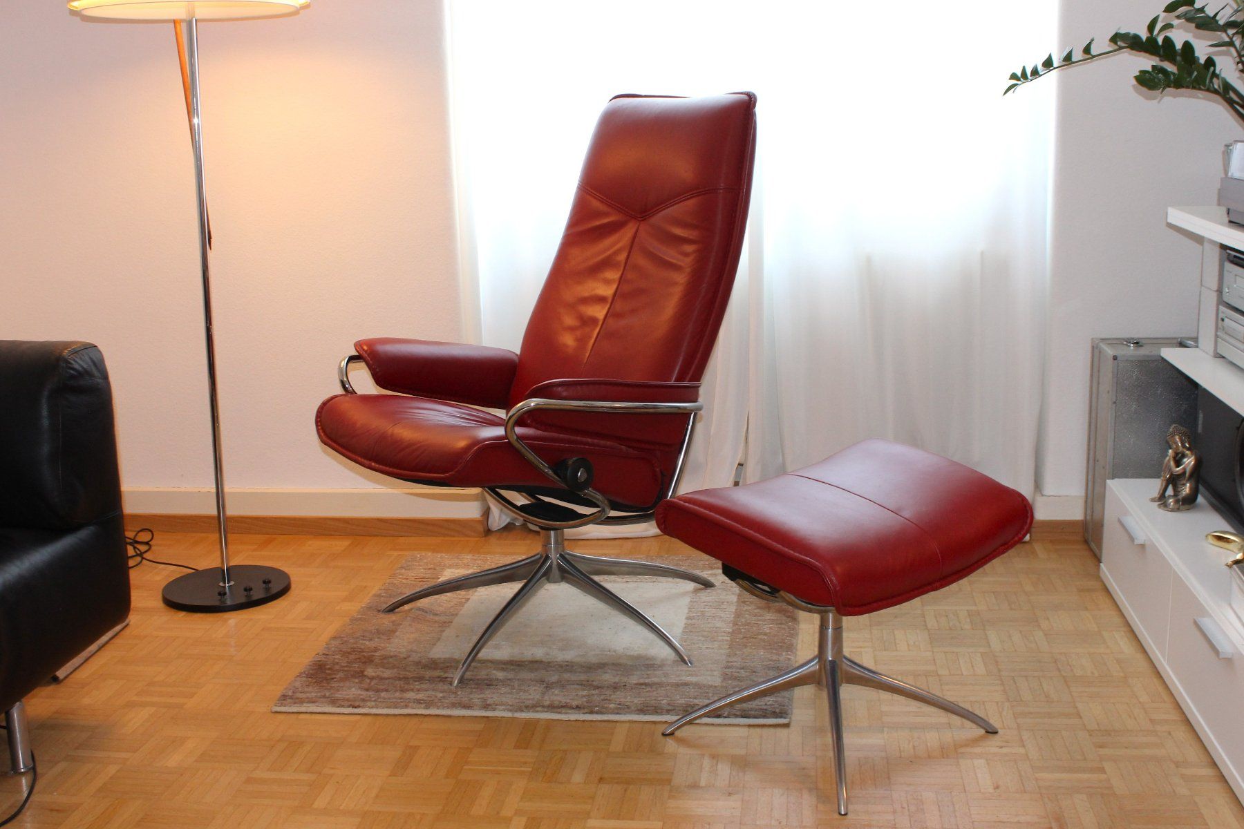 Stressless Poltrone: TOP STRESSLESS Relax Sessel mit Ottoman aus Leder – Usato da Zürich venduto da Djluda