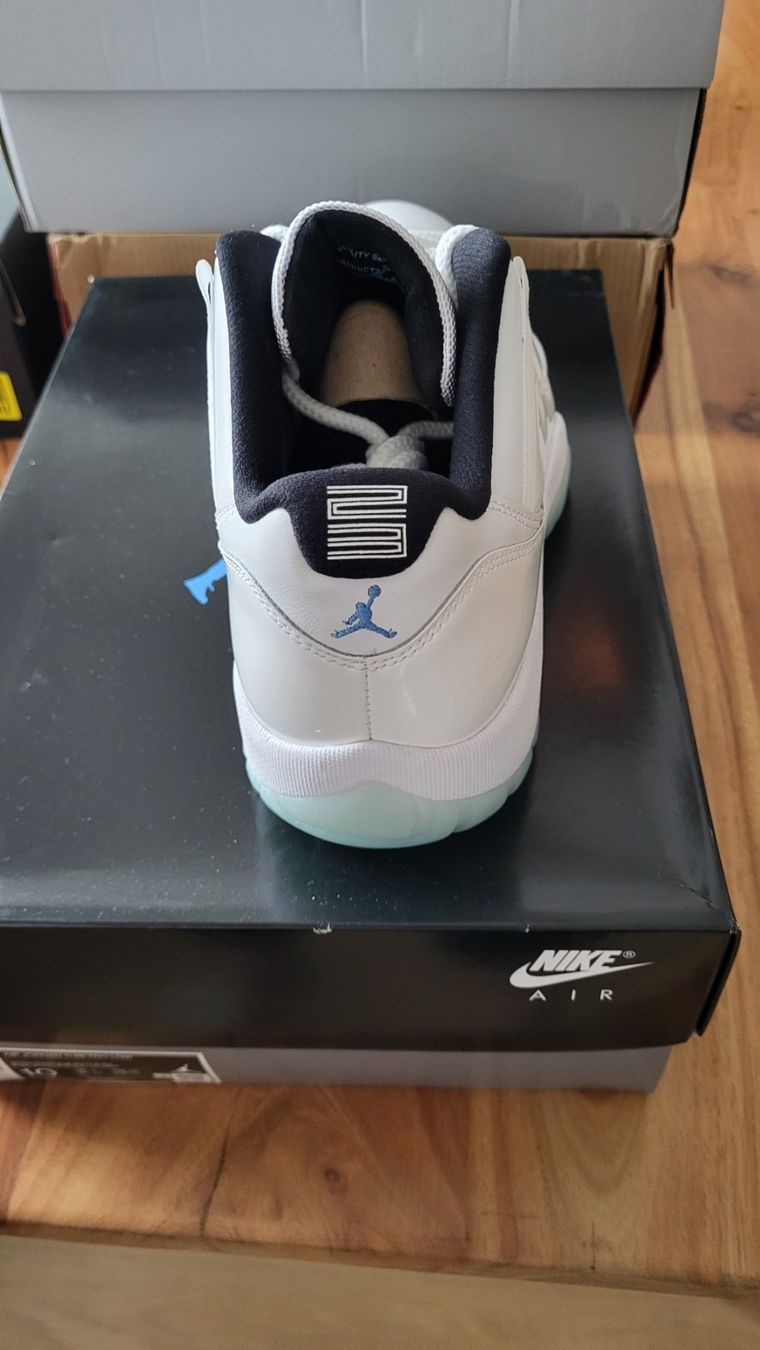Scarpe da uomo: Jordan 11 retro low – Nuovo e nell'imballaggio originale da Bern venduto da Sneakerheadz 3