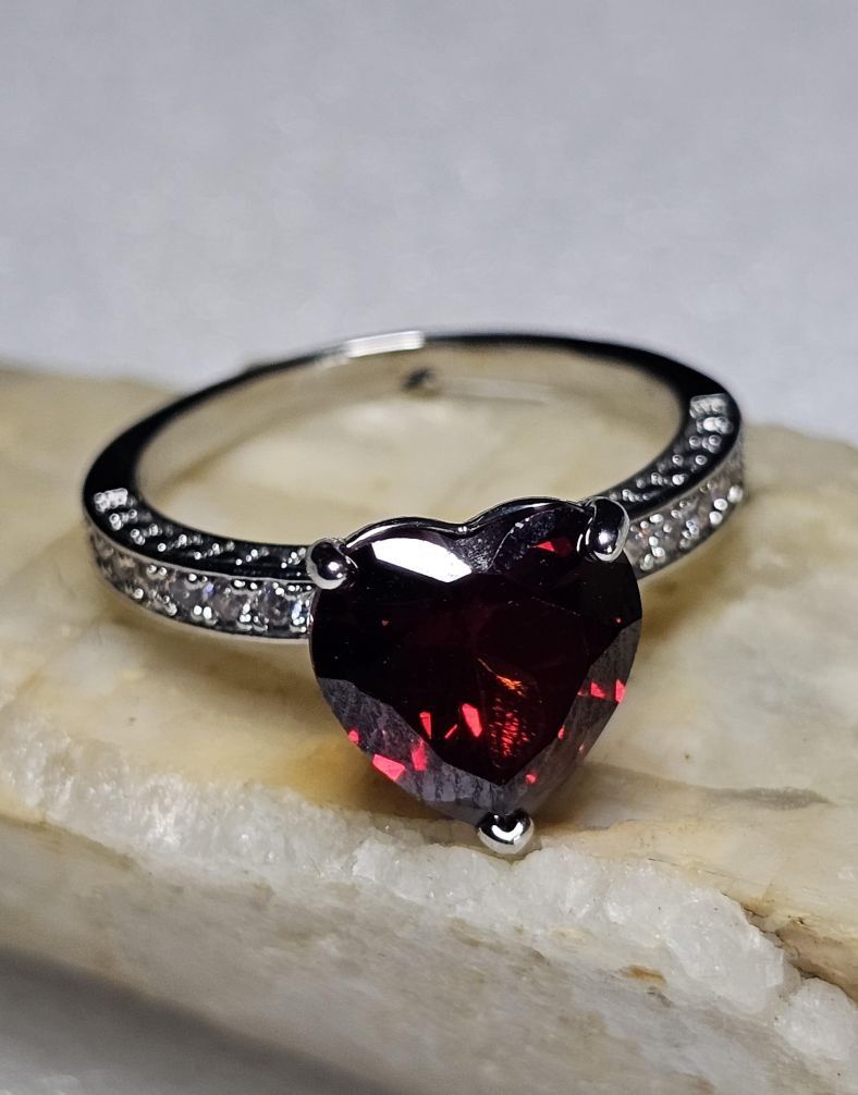 Ringe: Stilvoller Ring mit rotem Zirkonia, Gr. 8 – Neu (gemäss Beschreibung) aus Grenchen von dar_6d52