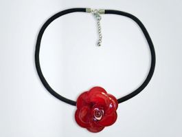 Eleganter Choker mit roter Blume/ Rosen-Kette.