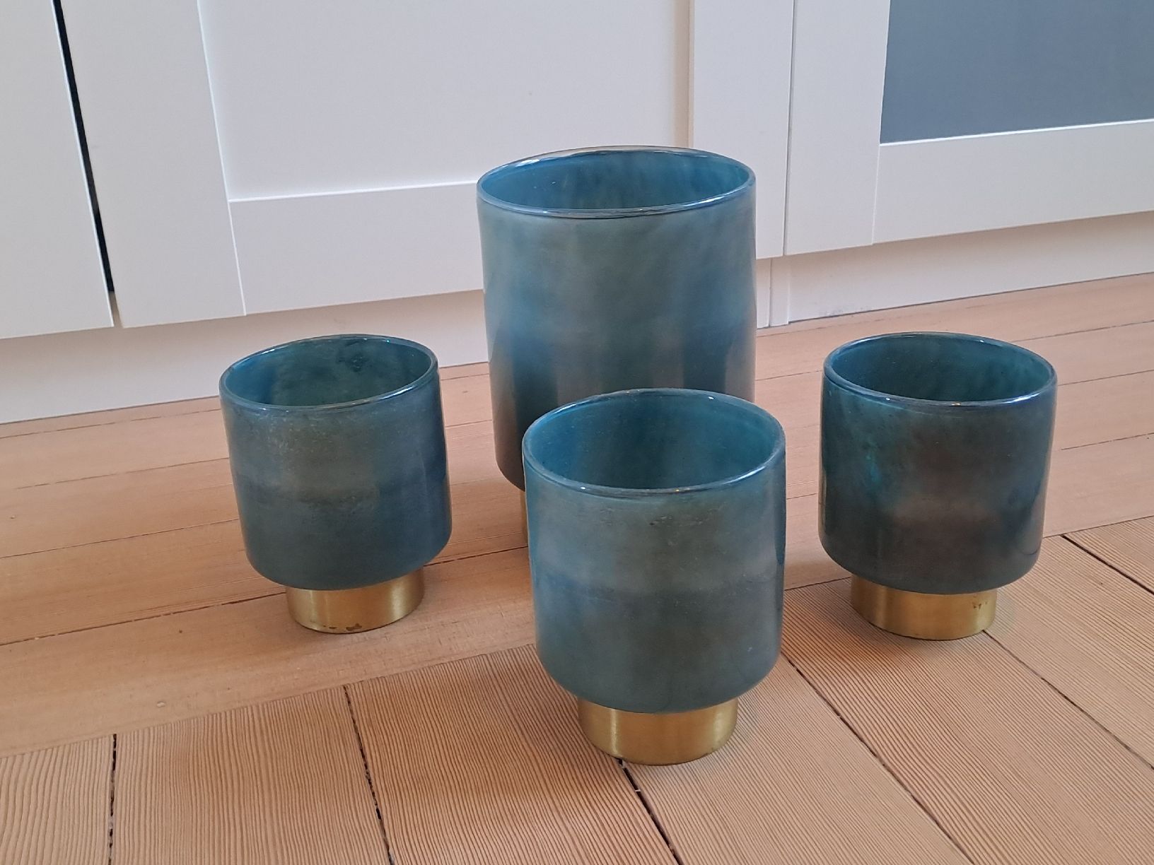 Pfister Tutte le decorazioni: 4er Set Windlichter/Vasen Glas blau-grau mit Goldfuss – Usato da Winterthur venduto da Genni