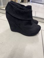 Schwarze Wildleder Keilabsatz Ankle Boots Gr. 37