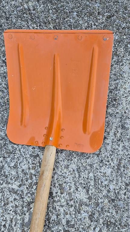 Tous les outils: Schneeschaufel Steinemann – D'occasion à Niederbipp par flodur55