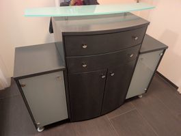Sideboard mit Milchglasaufsatz