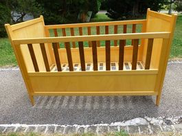lit pour enfant en bois massif artisanal