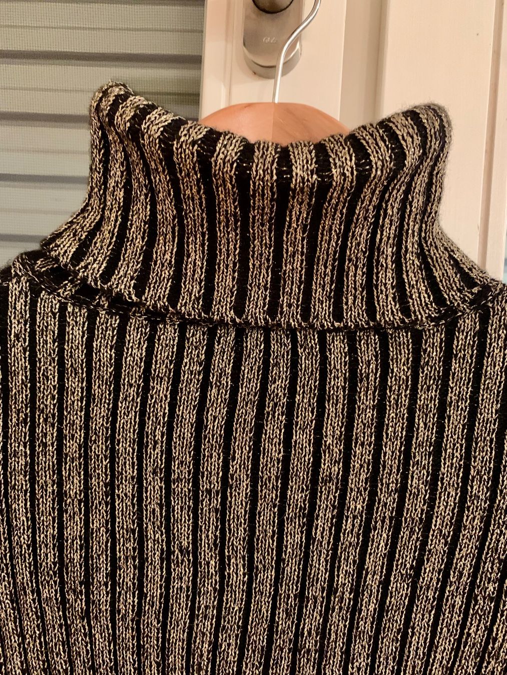 Mango Maglioni & Felpe: MANGO Rollkragenpullover, schwarz-gold gestreift, kurz – Usato da Maienfeld venduto da mar_59mb 1