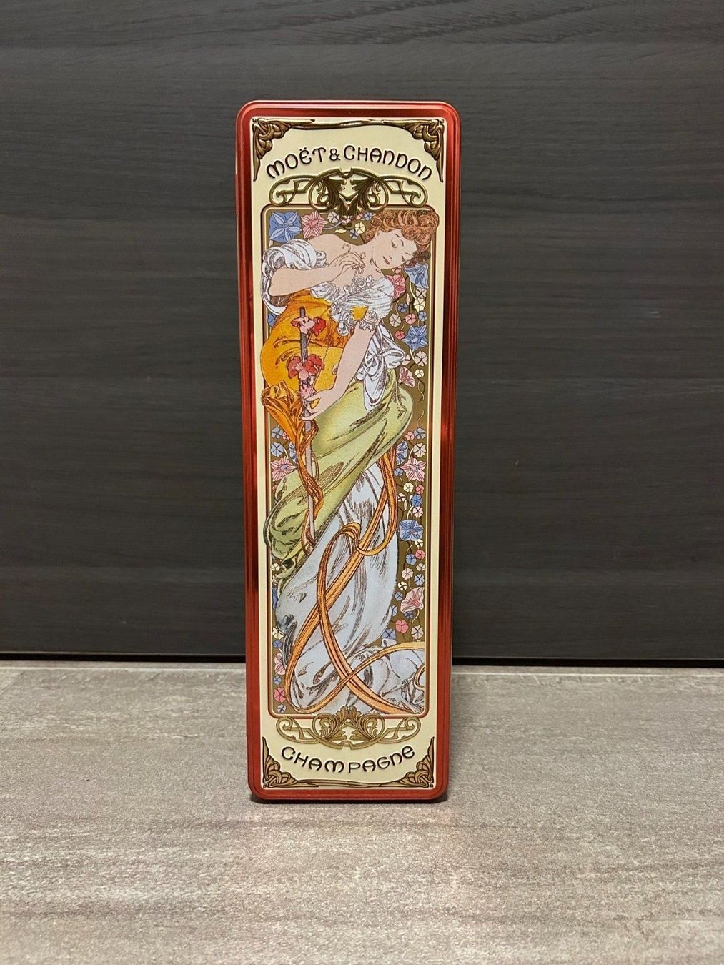 Moet Spirituosen: Moët Chandon Champagne Box – Gebraucht aus Lausanne von Retro-geek