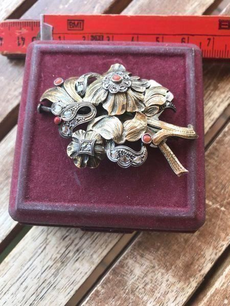 Spille & Fermagli: Brosche um 1840 mit Diamanten u Korallen – Usato da Tübach venduto da Tijera