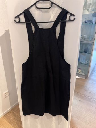Schwarzes Schürzenkleid