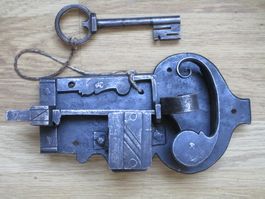 Antikes Türschloss mit Schlüssel geschmiedet