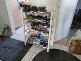 Schuhregal weiss mit 6 Ablagen für viele Schuhpaare. 
