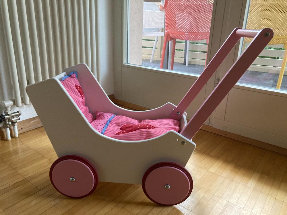  herziger Puppenwagen aus Holz von HABA (Gebraucht) in Riehen für CHF 15 Bildidee 