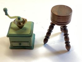 2 alte Spielzeuge,Kaffeemühle u. Fleischerblock, Puppenküche