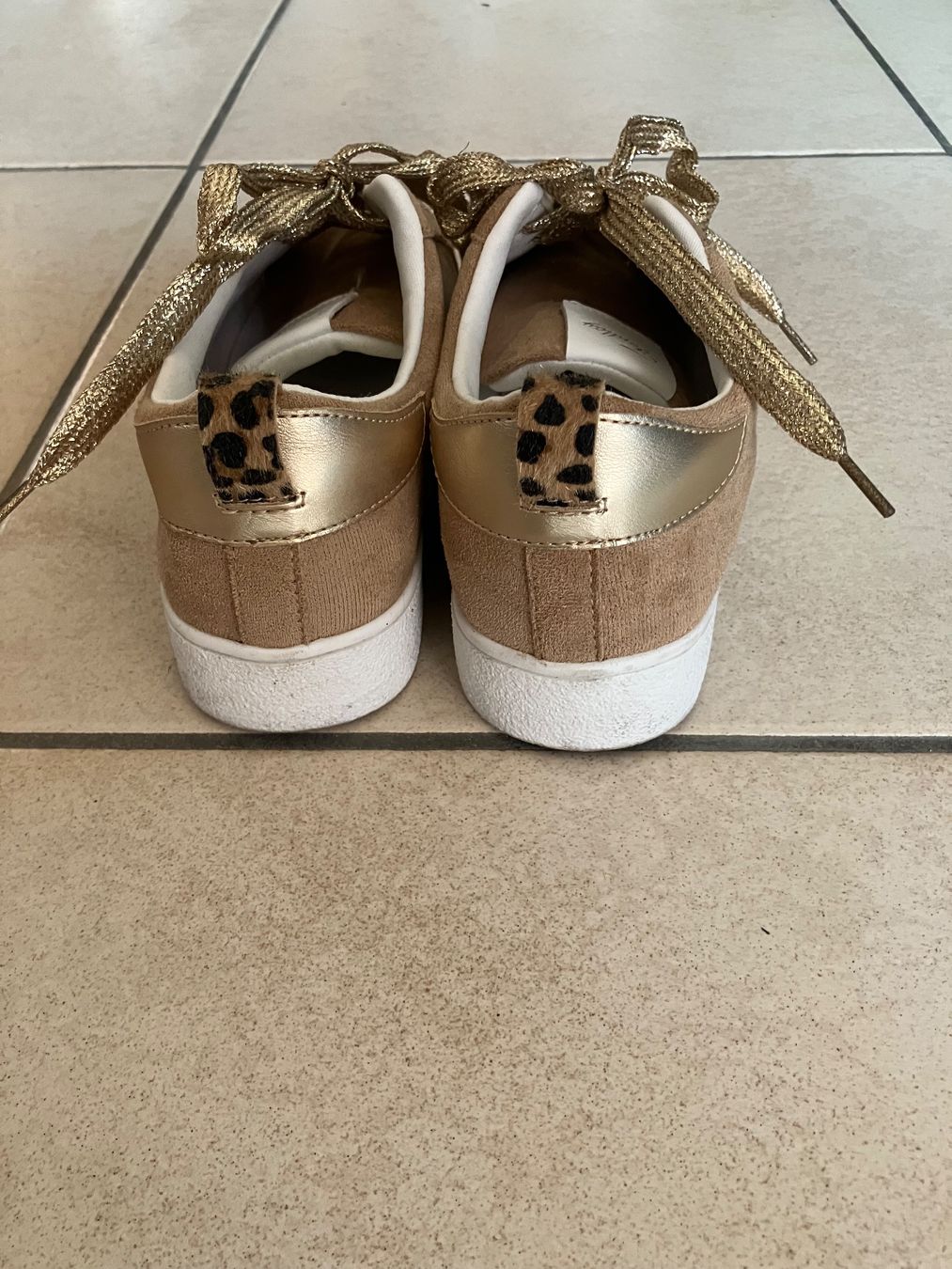 Scarpe da donna: Baskets, daim beige, étoile dorée, T39 – Usato da Chavannes-des-Bois venduto da mai_pfq6 2
