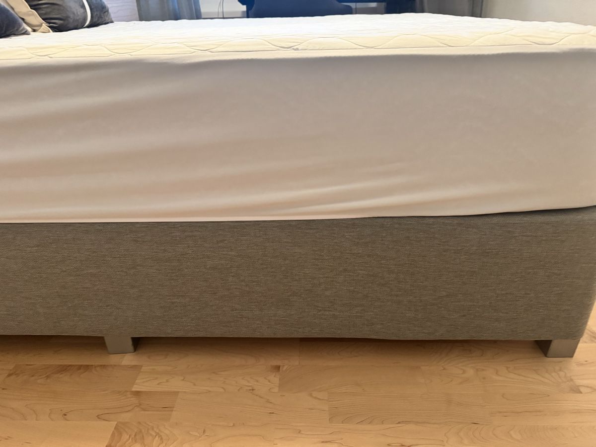 Lits: Double bed with matching grey base and headboard – Neuf (Voir description) à Zug par dar_yg5w 1