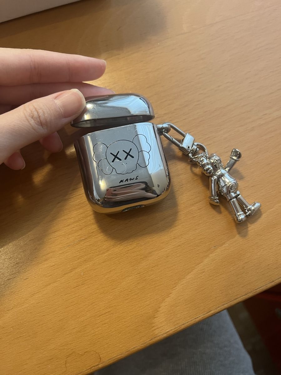 Apple Cover & Protezioni schermo: KAWS Design AirPods Hülle mit Figur – Usato da Zürich venduto da Smartcookies