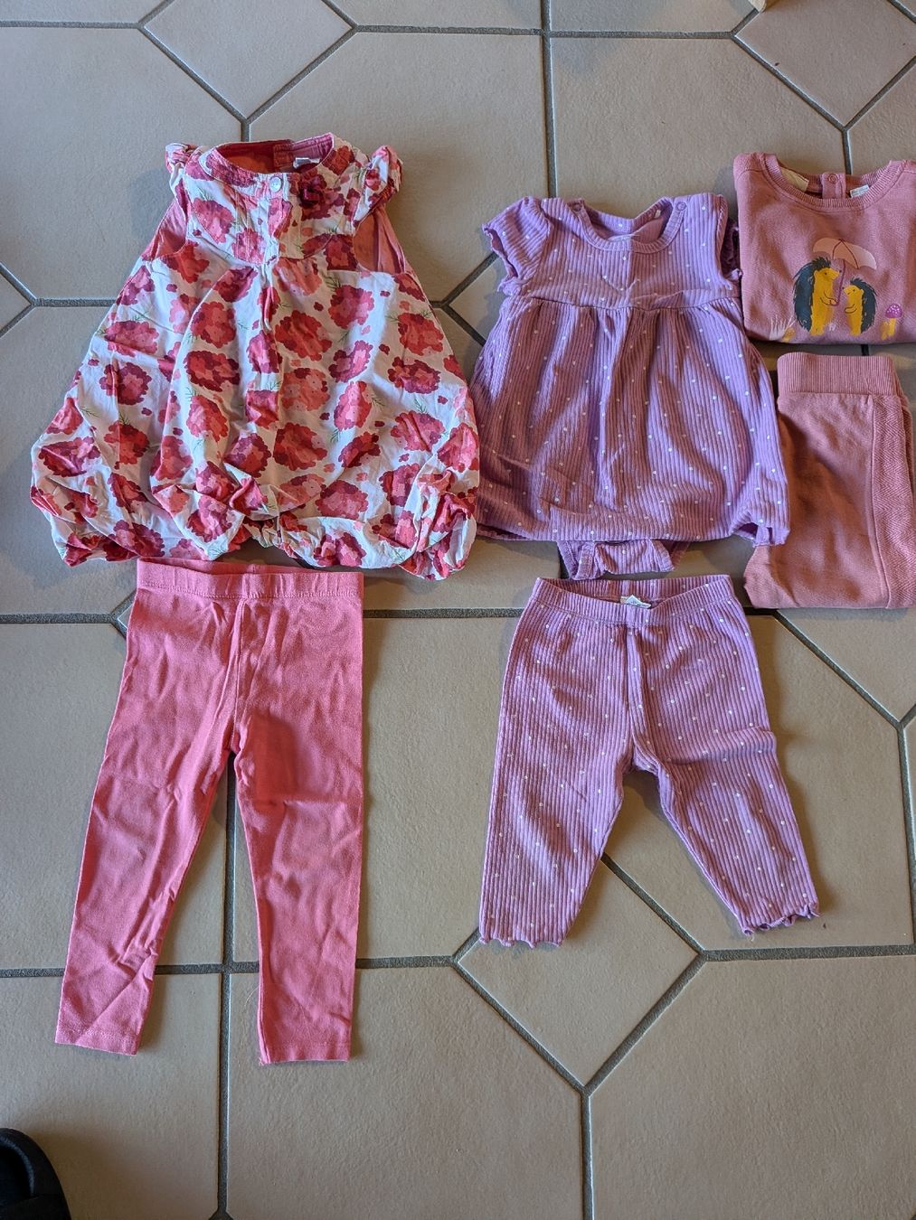Lotti & Set di vestiti: .Baby-Kleiderpaket Mädchen, Grösse 74/80 – Usato da Riken AG venduto da Roso87 1
