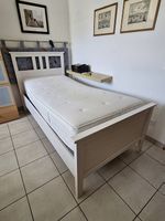Letto singolo bianco con materasso