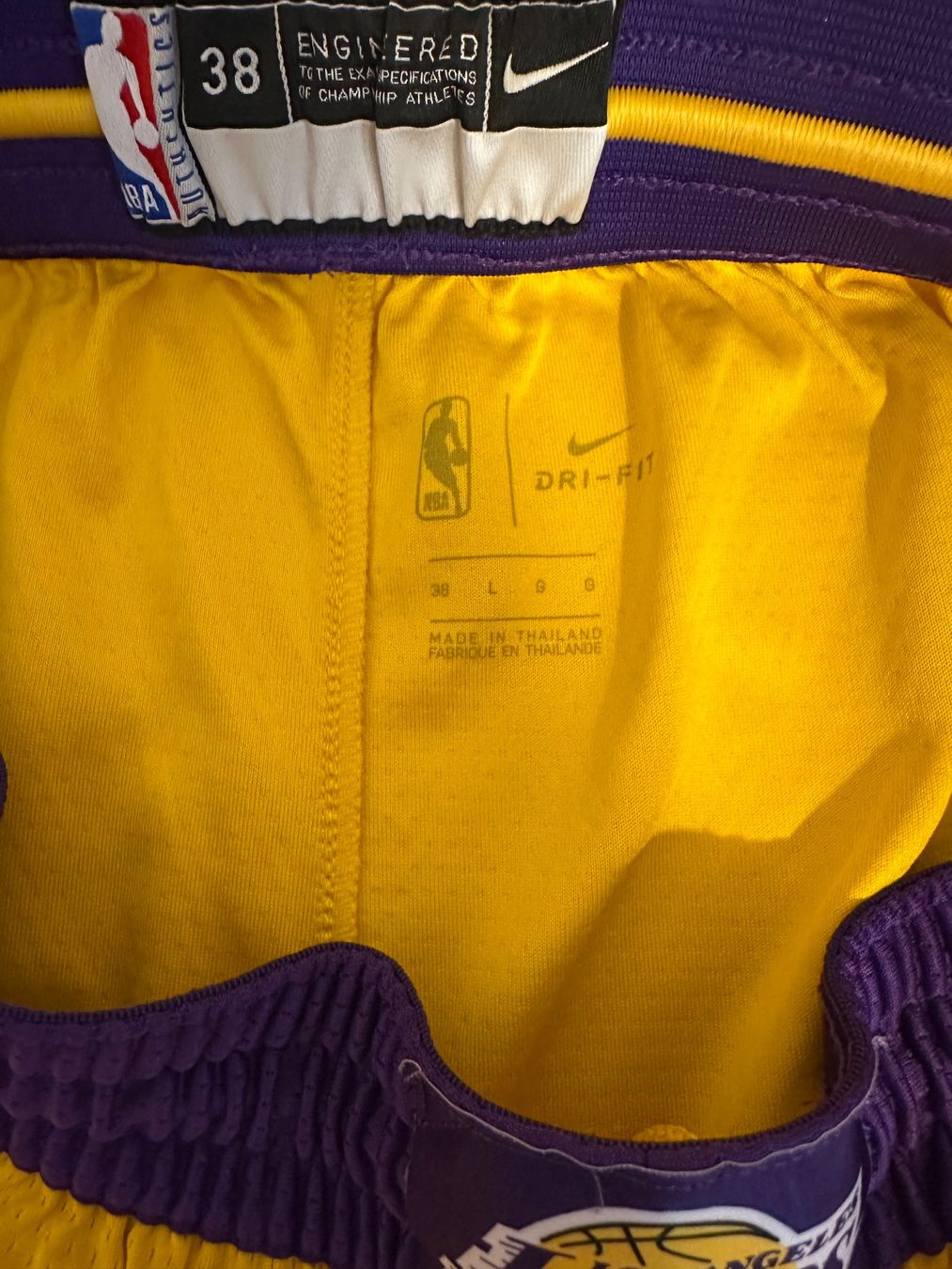 Nike Pantaloni: Lakers Hose – Nuovo (secondo la descrizione) da Ittigen venduto da saa_8kfv 2