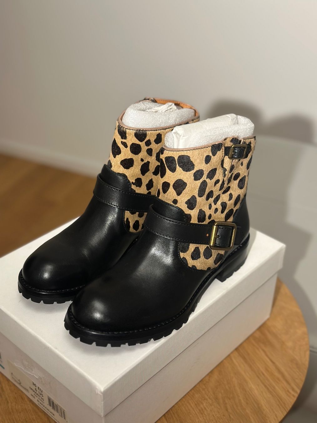Scarpe per cavalli: Marc Jacobs Leopard Print Leather Boots - Neu, Gr. 36 – Nuovo e nell'imballaggio originale da Zürich venduto da anna_ra