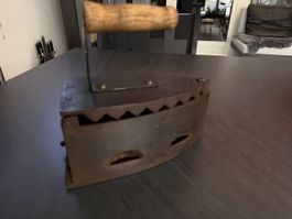 Altes Bügeleisen mit Holzgriff, antik, Dekoration
