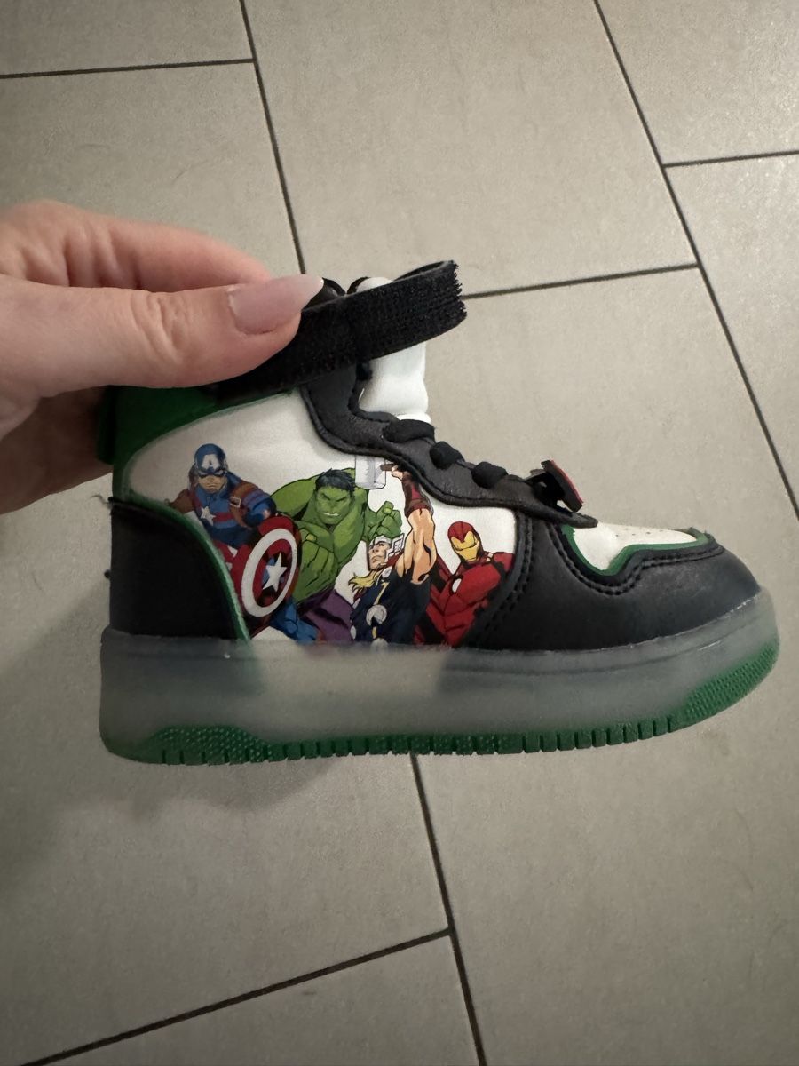 Scarpe per ragazzi: Marvel Schuhe gr. 24 Sohle Leuchtet – Usato da Stetten AG venduto da Dekis-Tradingcards 1
