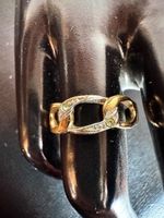 Wunderschöner vergoldeter Ring mit eingelegten Steinen.