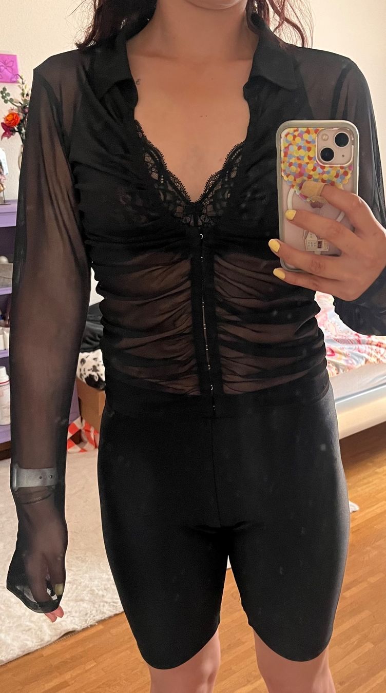 Urban Outfitters Tops: Pull noir sexy – Gebraucht aus Bernex von claraaaa4
