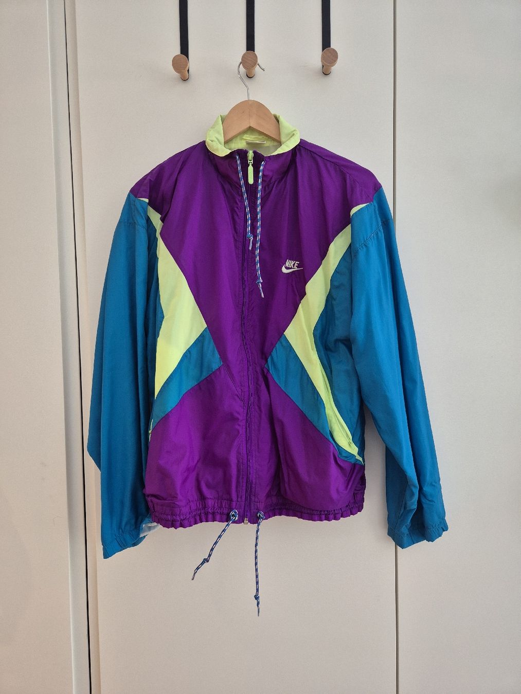 Nike Jacken: Nike Windbreaker Herren farbig Grösse S – Gebraucht aus Olten von MaryFF