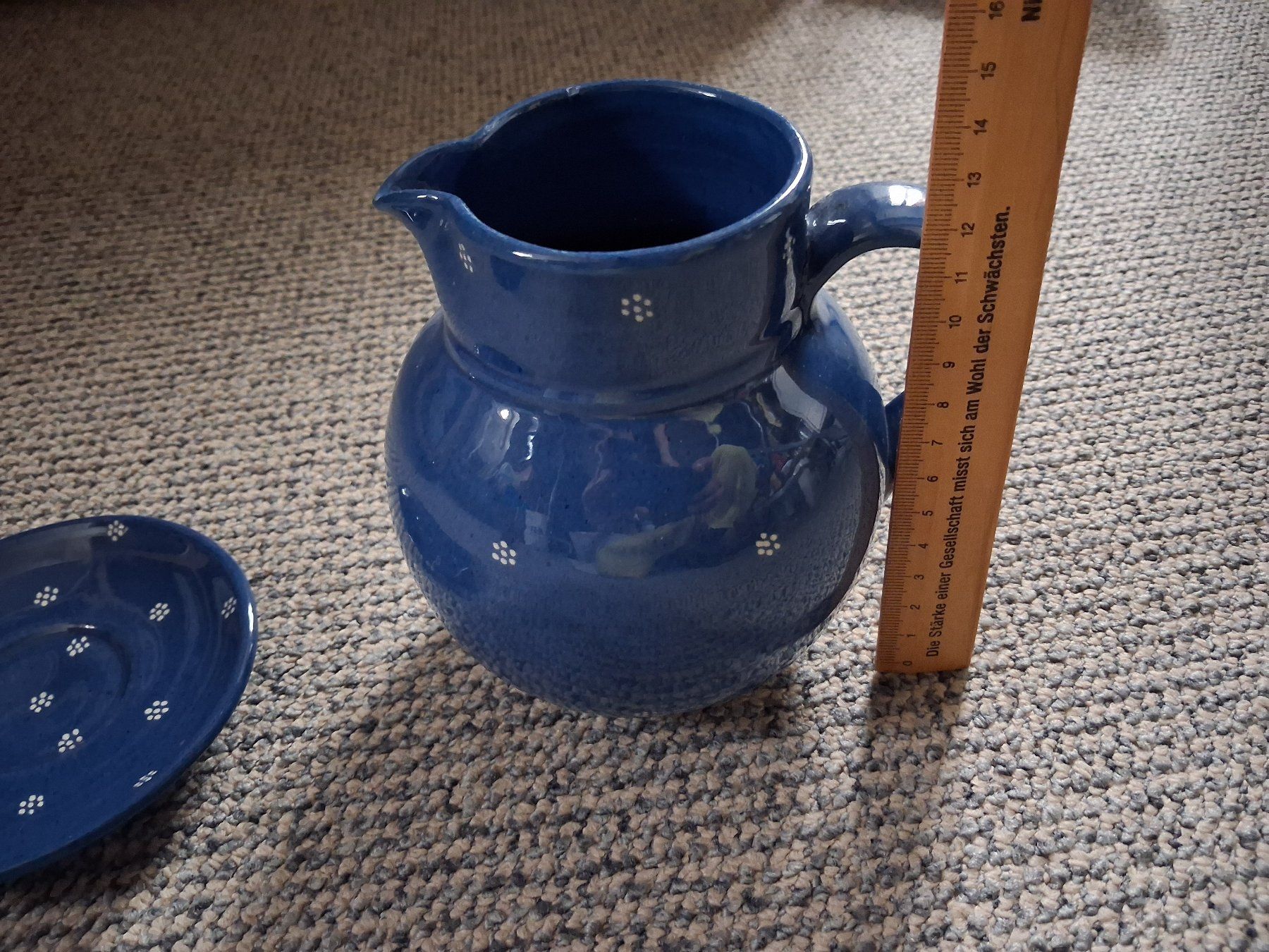 Set di piatti: Tiefblaue Keramikkaraffe mit Teller, weisse Blümchen – Usato da Wald ZH venduto da e8e 7