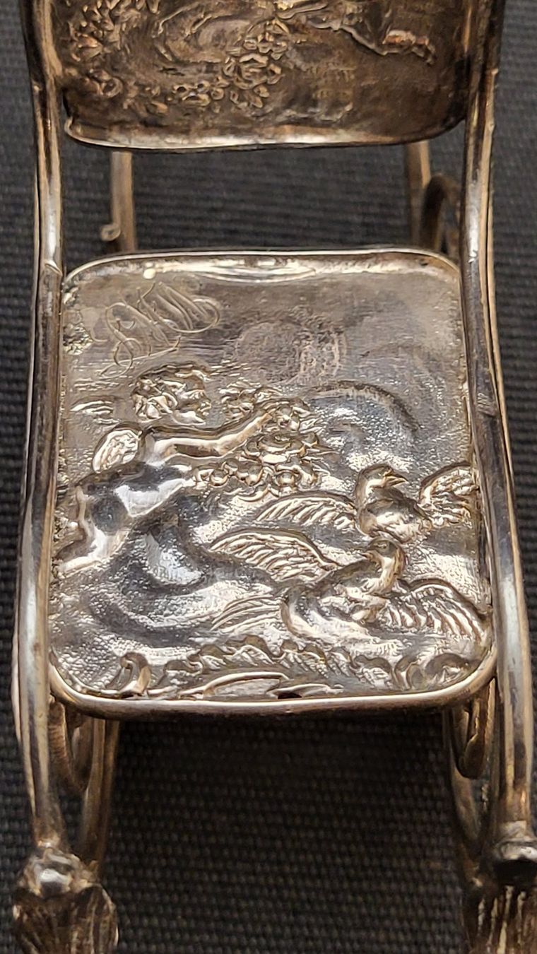 Statuette: MINIATUR-SCHAUKELSTUHL aus Silber "I" – Usato da Basel venduto da spinne02 5