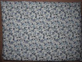 Baumwollstoff weiss mit kleinen lila Blüten