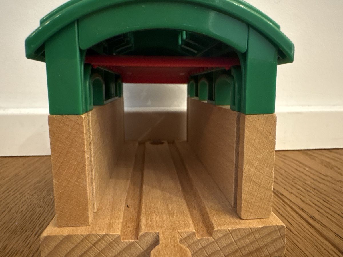 Brio Giocattoli: BRIO Holzzug Garage mit funktionierendem Tor – Usato da Hüntwangen venduto da Weiach8187 1