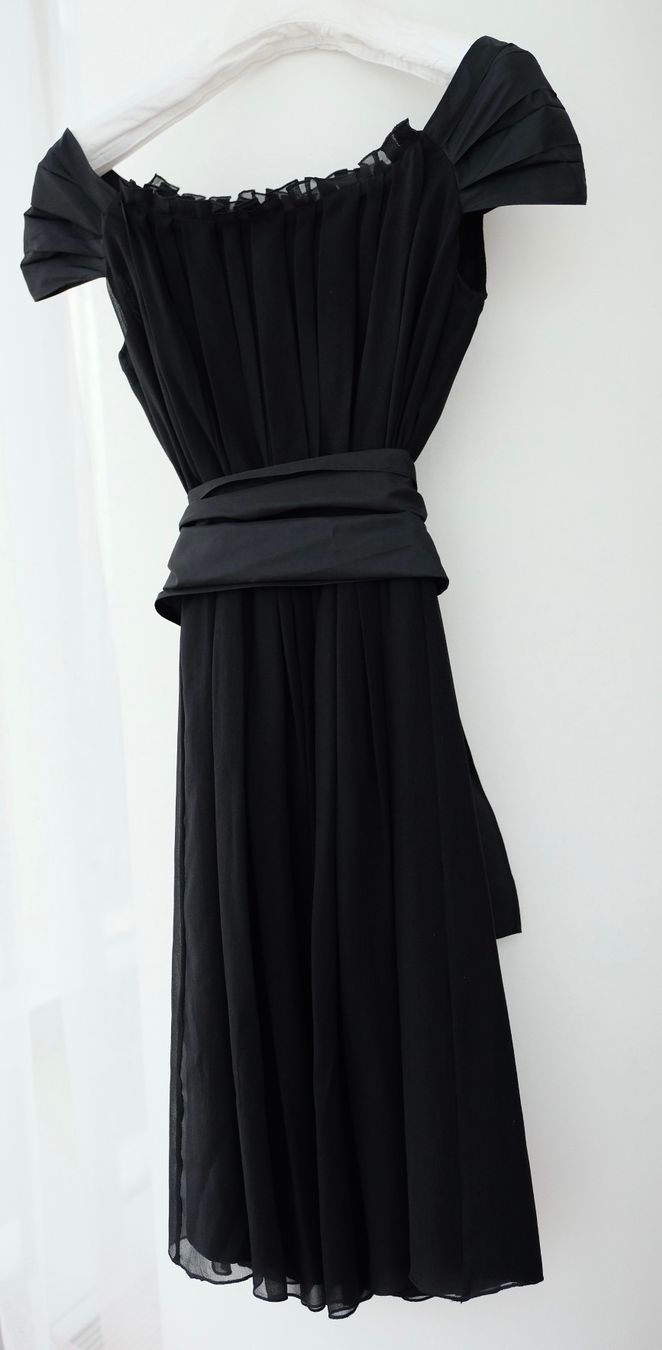 Max Mara Vestiti: Max Mara Studio robe EU38 US6 – Nuovo (secondo la descrizione) da Lausanne venduto da Nat_Sha