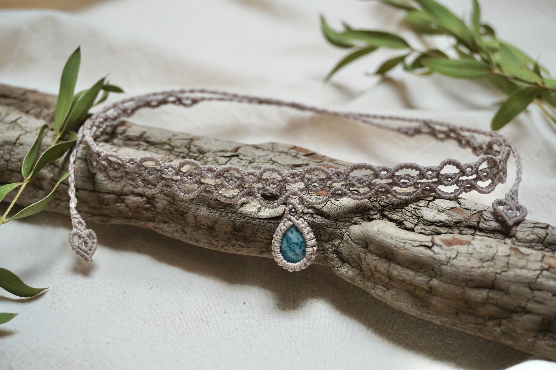 Catenine: Einzelstück - Makramee Choker-Halskette – Nuovo (secondo la descrizione) da Heerbrugg venduto da R.St27